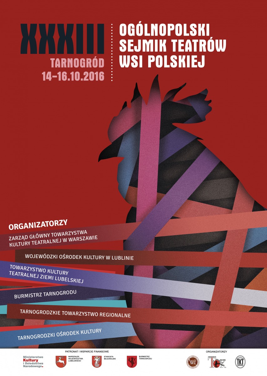 Na afiszu XXXIII Ogólnopolski Sejmik Teatrów Wsi Polskiej. Tarnogród 2016 r. Niżej symbol kury przepasanej kolorowymi paskami.