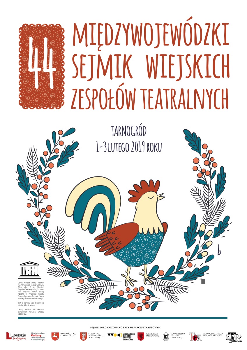 Na plakacie 44 Międzywojewódzki Sejmik Wiejskich Zespołów Teatralnych. Tarnogród 2019 r. Pod spodem kolorowa kura stoi na wianku z liści i owoców.